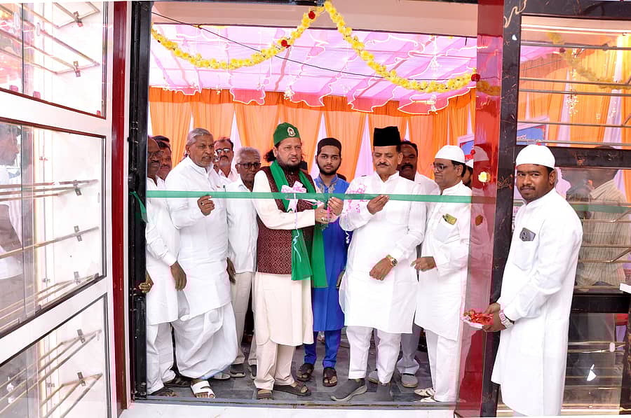 ತಂಜೀಮ್ ಇಸ್ಲಾಂ ಕಮೀಟಿ ಮದೀನಾ ಮಸೀದಿಯ ವಾಣಿಜ್ಯ ಮಳಿಗೆಗಳನ್ನು ಕಾಡಾ ಅಧ್ಯಕ್ಷ ಹಸನಸಾಬ ದೋಟಿಹಾಳ ಅವರು ಉದ್ಘಾಟಿಸಿದ ಸಂದರ್ಭ. ಕಾರ್ಯಕ್ರಮದಲ್ಲಿ ಅಮರೇಗೌಡ ಪಾಟೀಲ ಬಯ್ಯಾಪುರ ಹಾಗೂ ಇತರ ಗಣ್ಯರು ಉಪಸ್ಥಿತರಿದ್ದರು.