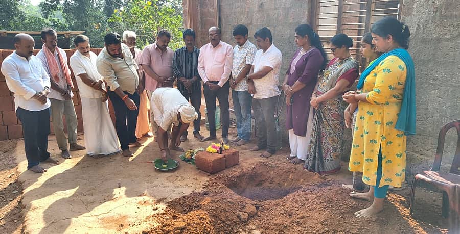 ಮೂಡುಬಿದಿರೆಯ ತಂಡ್ರಕೆರೆಯ ಸುಮಿತ್ರಾ-ವಿಶ್ವನಾಥ ದಂಪತಿಗೆ ಸೂರು ನಿರ್ಮಾಣಕ್ಕೆ ಗುರುವಾರ ಶಿಲಾನ್ಯಾಸ ನೆರವೇರಿಸಲಾಯಿತು 