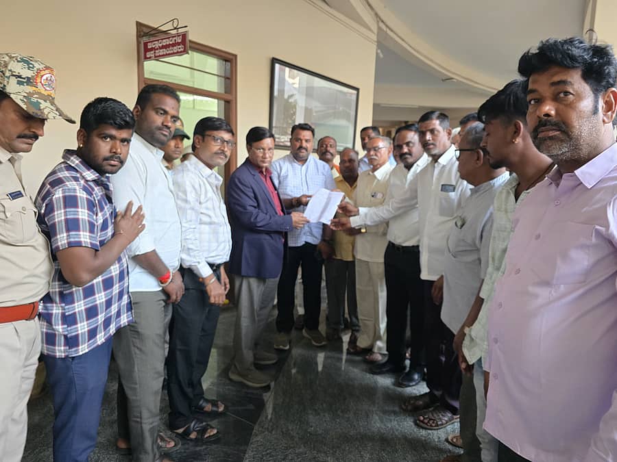 ಬಾಗಲಕೋಟೆ ಪಟ್ಟಣ ಅಭಿವೃದ್ಧಿ ಪ್ರಾಧಿಕಾರ ವ್ಯಾಪ್ತಿಯಲ್ಲಿ ಅನುಮತಿ ಇಲ್ಲದೇ ನಿರ್ಮಾಣ ಮಾಡಿರುವ ಕಟ್ಟಡಗಳನ್ನು ತೆರವು ಮಾಡಬೇಕು ಎಂದು ಗುರುವಾರ ನಾಗರಿಕ ಹಿತರಕ್ಷಣಾ ವೇದಿಕೆ ಮುಖಂಡರು ಮನವಿ ಸಲ್ಲಿಸಿದರು