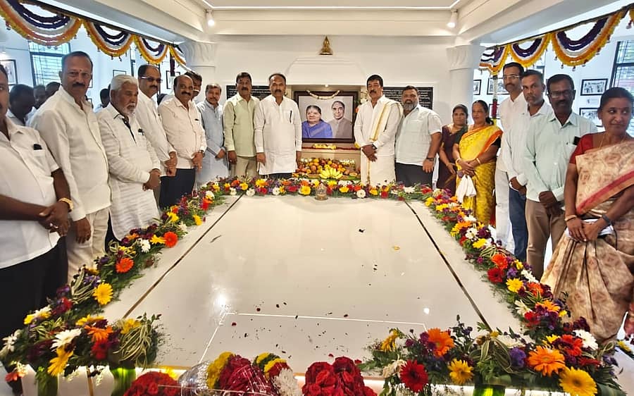 ಚಾಮರಾಜನಗರ ತಾಲ್ಲೂಕಿನ ಆಲೂರಿನಲ್ಲಿರುವ ಚಿರಶಾಂತಿಧಾಮದಲ್ಲಿ ಶುಕ್ರವಾರ ದಿ.ಗೌರಮ್ಮ ಹಾಗೂ ದಿ.ಬಿ.ರಾಚಯ್ಯ ಅವರ ಸಂಸ್ಮರಣೆ ನಡೆಯಿತು