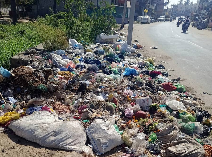 ಶ್ರೀರಂಗಪಟ್ಟಣ ತಾಲ್ಲೂಕಿನ ಕಿರಂಗೂರು– ಬಾಬುರಾಯನಕೊಪ್ಪಲು ಸಂಪರ್ಕ ರಸ್ತೆ ಪಕ್ಕದಲ್ಲಿ ಬಿದ್ದಿರುವ ಕಸದ ಗುಡ್ಡೆ