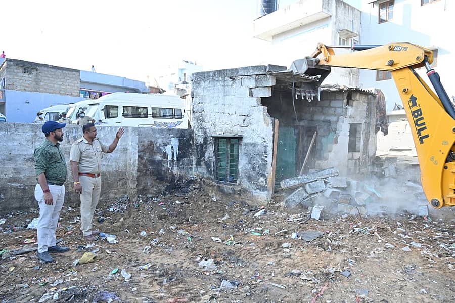 ಜೆ.ಪಿ. ನಗರ ಬಡಾವಣೆಯ 9ನೇ ಫೇಸ್ನಲ್ಲಿ ಅಕ್ರಮವಾಗಿ ನಿರ್ಮಿಸಿದ್ದ ಕಟ್ಟಡವನ್ನು ತೆರವುಗೊಳಿಸಲಾಯಿತು.