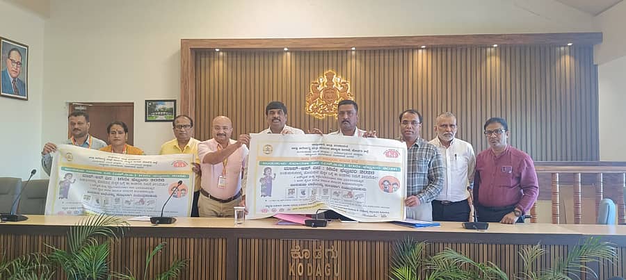 ಮಡಿಕೇರಿಯ ಕೊಡಗು ಜಿಲ್ಲಾಧಿಕಾರಿ ಕಚೇರಿಯಲ್ಲಿ ಜಿಲ್ಲಾಧಿಕಾರಿ ಎಸ್.ಟಿ.ಸೋಮಶೇಖರ್ ಅವರು ಶುಕ್ರವಾರ ರಾಷ್ಟ್ರೀಯ ಜಂತುಹುಳು ನಿವಾರಣಾ ದಿನದ ಪೋಸ್ಟರ್ ಬಿಡುಗಡೆ ಮಾಡಿದರು