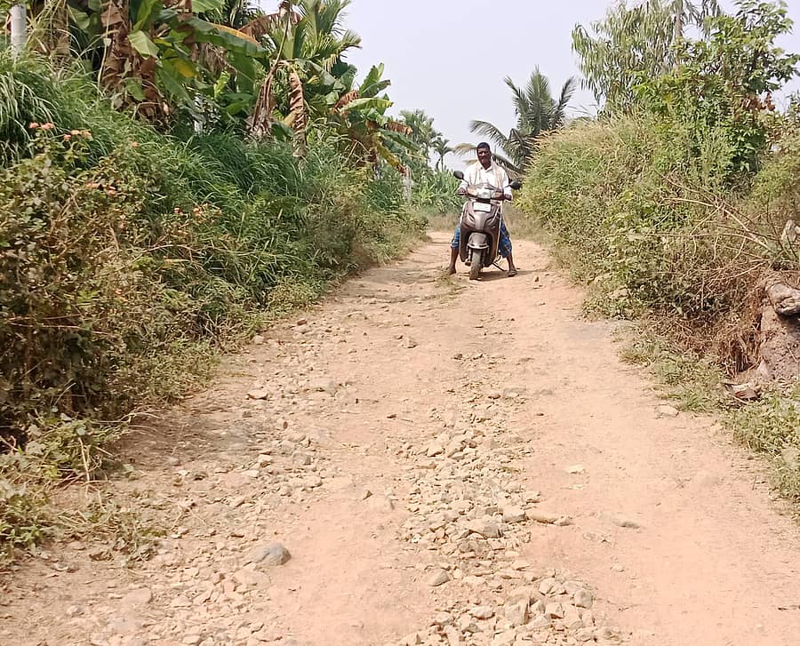 ಹಳೇಬೀಡು ಸಮೀಪದ ಯಲಹಂಕ ಬ್ಯಾಡರಹಳ್ಳಿ ಪಂಡಿತನಹಳ್ಳಿ ಮಾರ್ಗದ ಕಲ್ಲು ಮಣ್ಣಿನ ರಸ್ತೆ. 