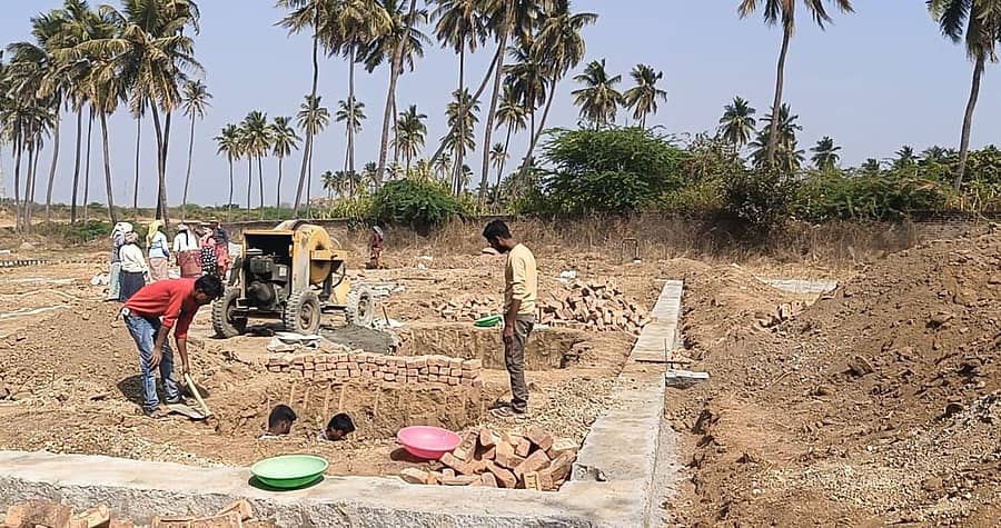 ಹಂಪಿಯ ಚಂದ್ರಶೇಖರ ದೇವಸ್ಥಾನದ ಬಳಿ ನಿರ್ಮಾಣವಾಗುತ್ತಿರುವ ಟ್ರಾವೆಲರ್ಸ್‌ ನೂಕ್‌ನ ದೃಶ್ಯ