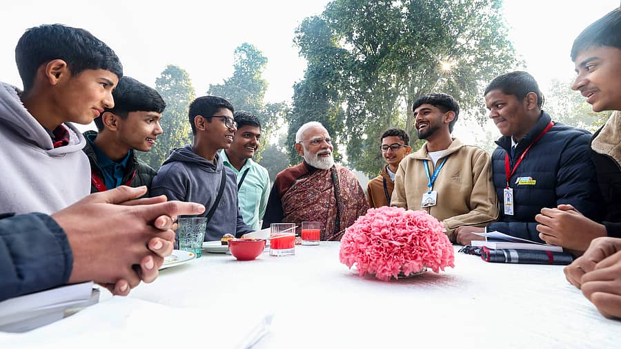 ನವದೆಹಲಿಯ ತಮ್ಮ ನಿವಾಸದಲ್ಲಿ ಶುಕ್ರವಾರ ಹಮ್ಮಿಕೊಂಡಿದ್ದ ‘ಪರೀಕ್ಷಾ ಪೇ ಚರ್ಚಾ’ದ 9ನೇ ಆವೃತ್ತಿಯಲ್ಲಿ ವಿದ್ಯಾರ್ಥಿಗಳ ಜೊತೆ ಪ್ರಧಾನಿ ನರೇಂದ್ರ ಮೋದಿ ಸಂಭಾಷಣೆ ನಡೆಸಿದರು–ಪಿಟಿಐ ಚಿತ್ರ