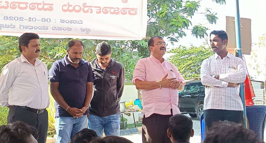 ಹರಿಹರ ತಾಲ್ಲೂಕಿನ ಬೆಳ್ಳೂಡಿ ಸಮೀಪದ ಕಾರ್ಗಿಲ್ ಕಂಪನಿ ಕಾರ್ಮಿಕರು ಶುಕ್ರವಾರ ಆರಂಭಿಸಿದ ಅಹೋರಾತ್ರಿ ಧರಣಿ ಸತ್ಯಾಗ್ರಹ ಸ್ಥಳಕ್ಕೆ ಶಾಸಕ ಬಿ.ಪಿ.ಹರೀಶ್ ಭೇಟಿ ನೀಡಿ ಬೆಂಬಲ ವ್ಯಕ್ತಪಡಿಸಿದರು