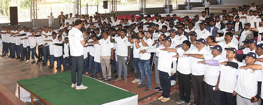 ಕರ್ನಾಟಕ ವಿವಿ ಕುಲಪತಿ ಎ.ಎಂ.ಖಾನ್ ಅವರು ಸಂವಿಧಾನದ ಪೀಠಿಕೆ ಓದುವ ಮೂಲಕ ವಿದ್ಯಾರ್ಥಿಗಳಿಗೆ ಪ್ರತಿಜ್ಞಾವಿಧಿ ಬೋಧಿಸಿದರು 