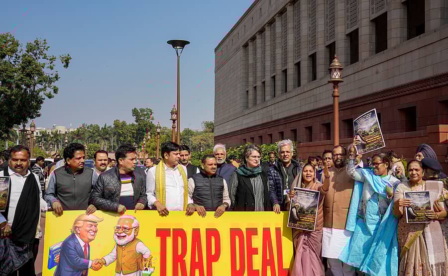 <div class="paragraphs"><p>ಕಾಂಗ್ರೆಸ್‌ ಮತ್ತು ಇತರ ವಿರೋಧ ಪಕ್ಷಗಳ ಸಂಸದರು&nbsp;ಸಂಸತ್‌ ಹೊರಗೆ ಶುಕ್ರವಾರ ಪ್ರತಿಭಟನೆ ನಡೆಸಿದರು</p></div>