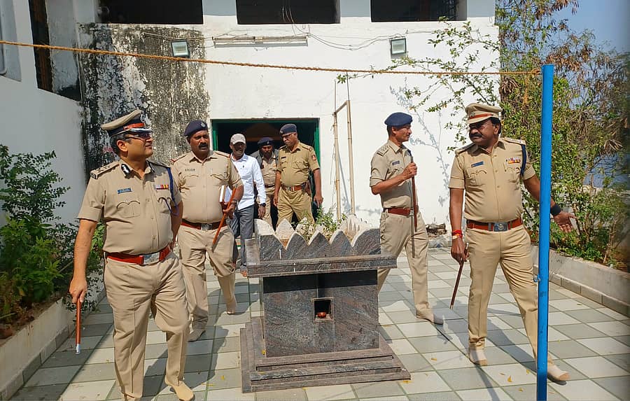 ಬಳ್ಳಾರಿ ನಗರದ ನಾಗಕಲಕೆರೆ ಪ್ರದೇಶದಲ್ಲಿರುವ ವೀರಾಂಜನೇಯ ಸ್ವಾಮಿ ದೇಗುಲಕ್ಕೆ ಶುಕ್ರವಾರ ಭೇಟಿ ನೀಡಿದ್ದ ಬಳ್ಳಾರಿ ವಲಯ ಐಜಿಪಿ ಡಾ. ಪಿ.ಎಸ್‌ ಹರ್ಷ ಪರಿಶೀಲನೆ ನಡೆಸಿದರು. ಎಎಸ್‌ಪಿ ರವಿಕುಮಾರ್‌ ಮತ್ತಿತರರು ಇದ್ದರು. 