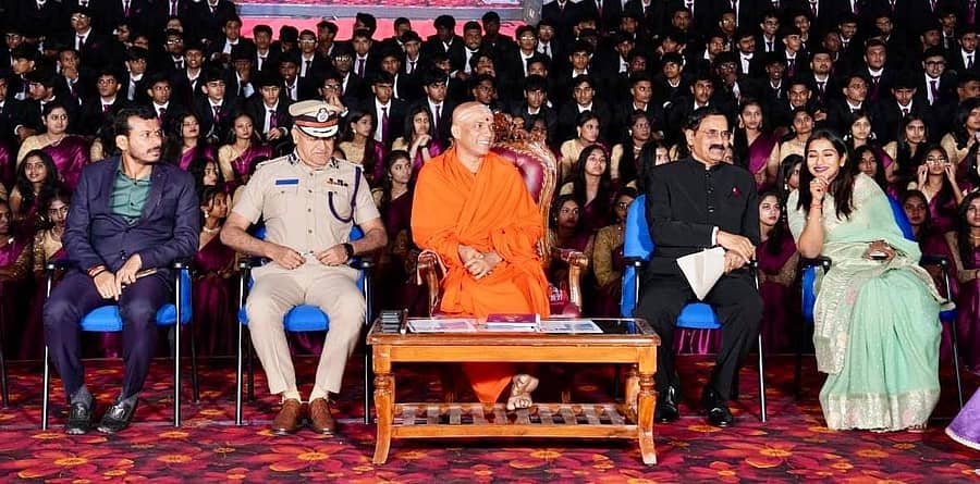 ಎಚ್‌ಎಂಆರ್‌ ಸಮೂಹ ವಿದ್ಯಾಸಂಸ್ಥೆ ಹಮ್ಮಿಕೊಂಡಿದ್ದ ಪದವಿ ಪ್ರದಾನ ಸಮಾರಂಭದಲ್ಲಿ ಎಚ್.ಎಂ.ರಮೇಶ್‌ ಗೌಡ, ಸೀಮಾಂತ್‌ಕುಮಾರ್‌ ಸಿಂಗ್‌, ನಿರ್ಮಲಾನಂದನಾಥ ಸ್ವಾಮೀಜಿ, ನ್ಯಾಯಮೂರ್ತಿ ಬಿ.ವೀರಪ್ಪ, ರಮ್ಯಾ ರಮೇಶ್‌ ಭಾಗವಹಿಸಿದ್ದರು.