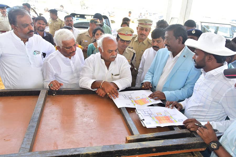 ಹಾವೇರಿಯಲ್ಲಿ ಫೆ. 14ರಂದು ನಡೆಯಲಿರುವ ರಾಜ್ಯ ಸರ್ಕಾರದ ಸಾಧನಾ ಸಮಾವೇಶದ ಜಾಗಕ್ಕೆ ಶುಕ್ರವಾರ ಭೇಟಿ ನೀಡಿದ್ದ ಸಚಿವ ಶಿವಾನಂದ ಪಾಟೀಲ, ಜಿಲ್ಲಾಧಿಕಾರಿ ವಿಜಯ ಮಹಾಂತೇಶ ಅವರಿಂದ ಮಾಹಿತಿ ಪಡೆದುಕೊಂಡರು