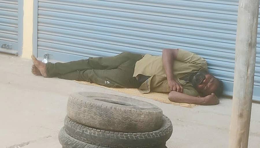 ನರೇಗಲ್‌ ಪಟ್ಟಣದ ಮಳಿಗೆಯೊಂದರ ಬಳಿ ಕುಡಿದು ಮಲಗಿರುವ ಪೌರಕಾರ್ಮಿಕ