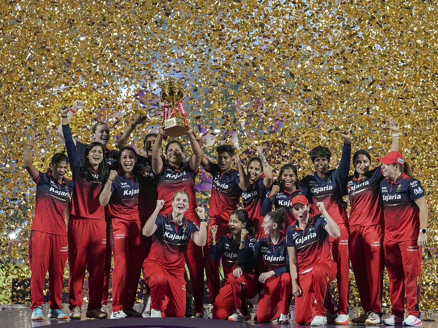 <div class="paragraphs"><p>ಮಹಿಳೆಯರ ಪ್ರೀಮಿಯರ್ ಲೀಗ್ (ಡಬ್ಲ್ಯುಪಿಎಲ್) ಟ್ವೆಂಟಿ-20 ಕ್ರಿಕೆಟ್ ಟೂರ್ನಿಯಲ್ಲಿ&nbsp;ರಾಯಲ್ ಚಾಲೆಂಜರ್ಸ್ ಬೆಂಗಳೂರು ತಂಡವು ಎರಡನೇ ಬಾರಿ ಚಾಂಪಿಯನ್ ಪಟ್ಟಕ್ಕೇರಿತು.</p></div>