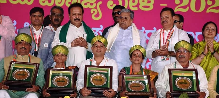 ಮುಖ್ಯಮಂತ್ರಿ ಸಿದ್ದರಾಮಯ್ಯನವರು ಇಂಡಿ ತಾಲ್ಲೂಕಿನ ರೈತರಾದ ಬೀರಪ್ಪ ವಗ್ಗಿ ಮತ್ತು ಭಾರತಿ ಮೆಂಡೆಗಾರ ಇವರನ್ನು ಶುಕ್ರವಾರ ಬೆಂಗಳೂರಿನಲ್ಲಿ ಸನ್ಮಾನಿಸಿದರು.     