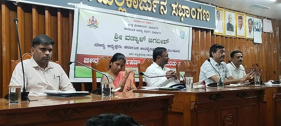 ದಾವಣಗೆರೆ ಜಿಲ್ಲಾ ಪಂಚಾಯಿತಿ ಸಭಾಂಗಣದಲ್ಲಿ ಶುಕ್ರವಾರ ಆಯೋಜಿಸಿದ್ದ ಸಭೆಯಲ್ಲಿ ಕರ್ನಾಟಕ ಜೀವವೈವಿಧ್ಯ ಮಂಡಳಿಯ ಅಧ್ಯಕ್ಷ ವಡ್ನಾಳ್ ಜಗದೀಶ್ ಮಾತನಾಡಿದರು
