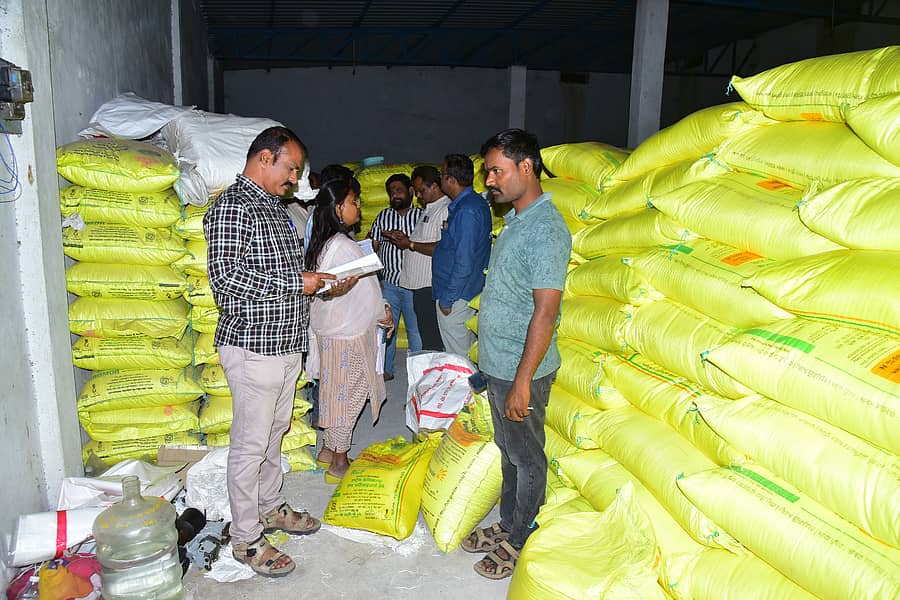 ವಶಪಡಿಸಿಕೊಂಡ ಯೂರಿಯಾ ಜೊತೆಗೆ ಅಧಿಕಾರಿಗಳು 