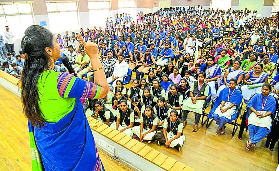 <div class="paragraphs"><p>ಕೊಪ್ಪಳದಲ್ಲಿ ಗುರುವಾರ ರಾಜ್ಯ ಮಹಿಳಾ ಆಯೋಗದ ಅಧ್ಯಕ್ಷೆ ನಾಗಲಕ್ಷ್ಮೀ ಚೌಧರಿ ವಿದ್ಯಾರ್ಥಿಗಳ ಜೊತೆ ಸಂವಾದ ನಡೆಸಿದರು</p></div>