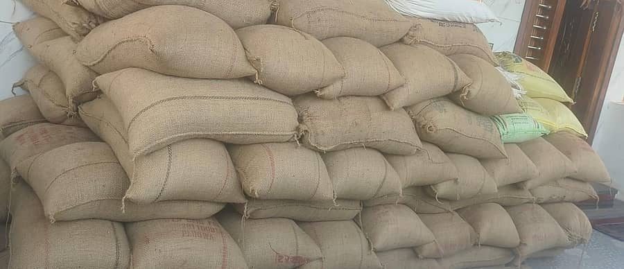 ಹೊಸದುರ್ಗದ ಕೊರಟಿಕೆರೆ ಗ್ರಾಮದಲ್ಲಿ ರೈತರೊಬ್ಬರು ಸಂಗ್ಹಿಸಿರುವ ರಾಗಿ