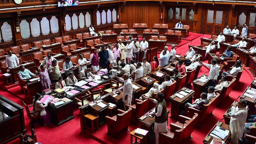 <div class="paragraphs"><p>ವಿಧಾನ ಪರಿಷತ್ತಿನ ಕಲಾಪದಲ್ಲಿ ಸದಸ್ಯರ ಮಾತಿನ ಚಕಮಕಿ</p></div>