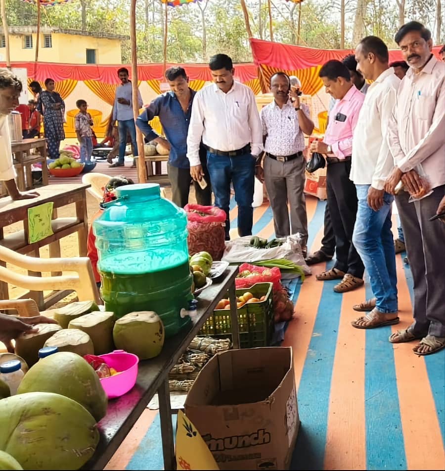 ಗವಟೂರು ಶಾಲೆಯಲ್ಲಿ ನಡೆದ ಹಳ್ಳಿ ಸಂತೆ ವೀಕ್ಷಿಸುತ್ತಿರುವ ಅಧಿಕಾರಿಗಳು