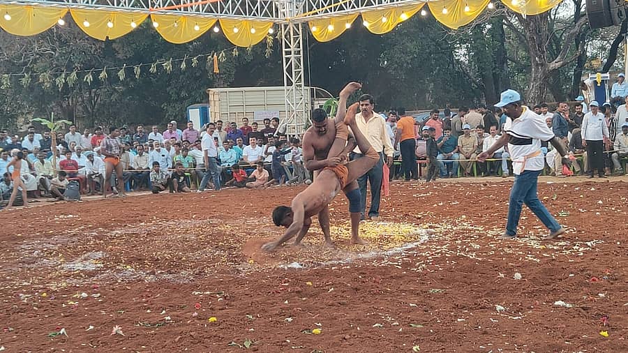 ಸಾಗರದಲ್ಲಿ ಮಾರಿಕಾಂಬಾ ಜಾತ್ರೆ ಅಂಗವಾಗಿ ಶುಕ್ರವಾರ ನಡೆದ ಕುಸ್ತಿ ಪಂದ್ಯದಲ್ಲಿ ಪೈಲ್ವಾನರು ಪೈಪೋಟಿ ನಡೆಸಿದರು 