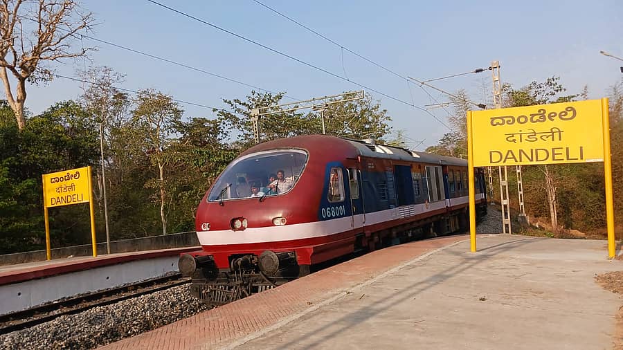 ದಾಂಡೇಲಿ ರೈಲು ನಿಲ್ದಾಣದಲ್ಲಿ ಶುಕ್ರವಾರ ನಾಲ್ಕು ಬೋಗಿ ಡೆಮು ರೈಲು ಪ್ರಯೋಗಾರ್ಥ ಸಂಚಾರ ನಡೆಸಿತು