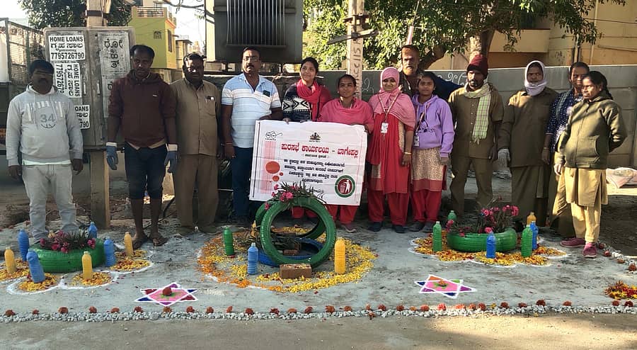 ಬಾಗೇಪಲ್ಲಿ ಪಟ್ಟಣದ ಡಿವಿಜಿ ಮುಖ್ಯರಸ್ತೆ ಪಕ್ಕದಲ್ಲಿ ಬೀಸಾಡಿದ್ದ ಕಸ, ತ್ಯಾಜ್ಯದ ಜಾಗಗಳಲ್ಲಿ ಪುರಸಭೆ ಮುಖ್ಯಾಧಿಕಾರಿ ಎಂ.ಶ್ರೀನಿವಾಸ್, ಆರೋಗ್ಯ ಶಾಖೆ ಅಧಿಕಾರಿಗಳು, ರಂಗೋಲಿ ಬಿಡಿಸಿ, ಟೈರು, ಬಾಟಲಿಗಳನ್ನು ಹುವಿನ ಅಲಂಕಾರ ಮಾಡಿ ಜನಜಾಗೃತಿ ಮೂಡಿಸಿದರು.