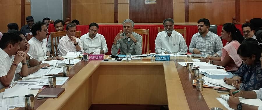 ದಾವಣಗೆರೆಯ ಜಿಲ್ಲಾಧಿಕಾರಿ ಕಚೇರಿಯ ಸಭಾಂಗಣದಲ್ಲಿ ಶುಕ್ರವಾರ ನಡೆದ ಕಂದಾಯ ಇಲಾಖೆಯ ಪ್ರಗತಿ ಪರಿಶೀಲನಾ ಸಭೆಯಲ್ಲಿ ಕಂದಾಯ ಸಚಿವ ಕೃಷ್ಣ ಬೈರೇಗೌಡ ಮಾತನಾಡಿದರು