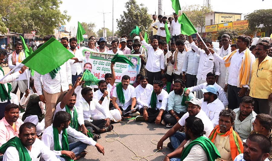 ಯಾದಗಿರಿ ನಗರದ ಎಪಿಎಂಸಿ ಮುಂಭಾಗದ ರಸ್ತೆಯಲ್ಲಿ ಶುಕ್ರವಾರ ರೈತ ಸಂಘಟನೆಯ ಮುಖಂಡರು, ರೈತರು ಪ್ರತಿಭಟನೆ ನಡೆಸಿದರು