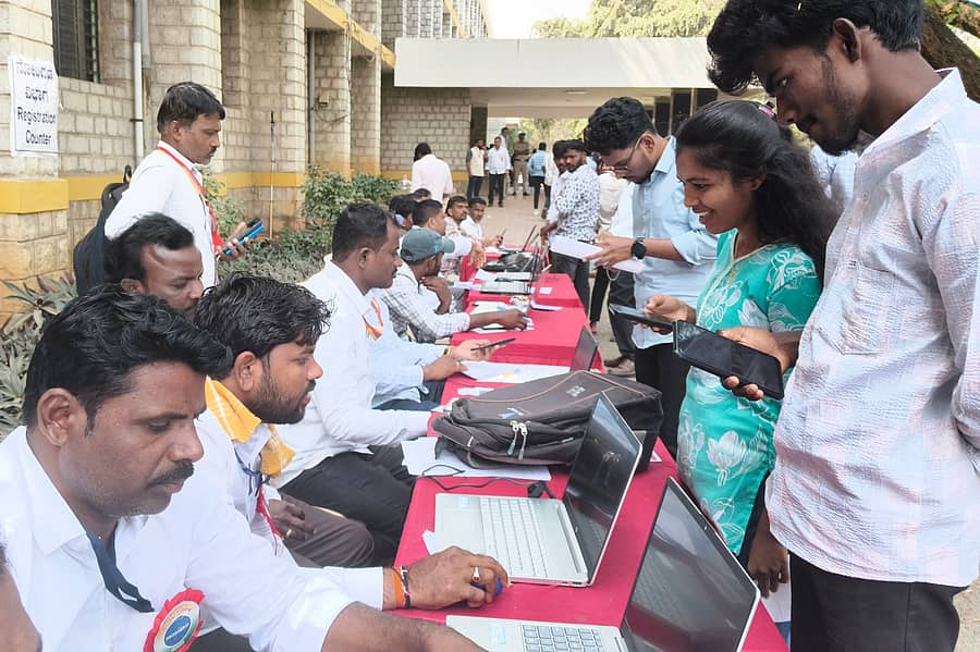 ರಾಯಚೂರು ನಗರದಲ್ಲಿ ಜಿಲ್ಲಾ ಉತ್ಸವದ ಪ್ರಯುಕ್ತ ಶುಕ್ರವಾರ ಹಮ್ಮಿಕೊಳ್ಳಲಾಗಿದ್ದ ಉದ್ಯೋಗ ಮೇಳದಲ್ಲಿ ಹೆಸರು ನೋಂದಾಯಿಸಿಕೊಳ್ಳುತ್ತಿರುವ ಅಭ್ಯರ್ಥಿಗಳು