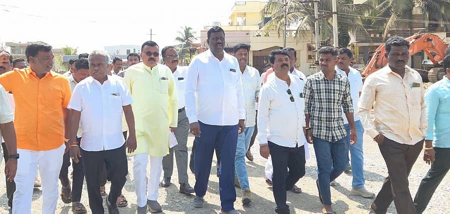 ಕೊಪ್ಪಳದಲ್ಲಿ ಶುಕ್ರವಾರ ಶಾಸಕ ರಾಘವೇಂದ್ರ ಹಿಟ್ನಾಳ ಅವರು ನೂತನ ರಸ್ತೆ ಕಾಮಗಾರಿ ಪರಿಶೀಲಿಸಿದರು