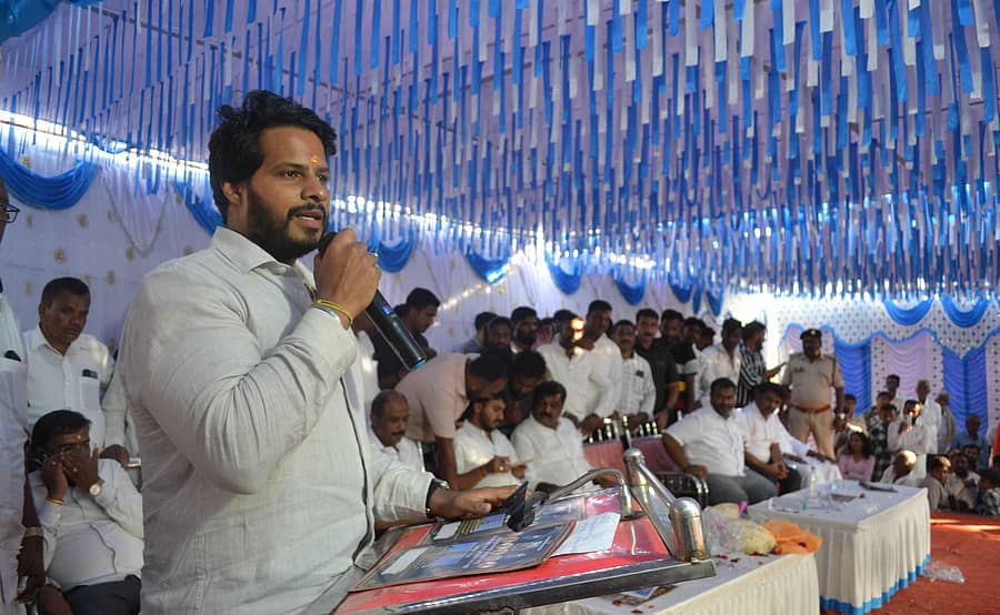 ಹುಣಸೂರು ತಾಲ್ಲೂಕಿನ ಹಿರಿಕ್ಯಾತನಹಳ್ಳಿಯಲ್ಲಿ ಶನಿವಾರ ನಡೆದ ಮಲೆ ಮಹದೇಶ್ವರ ದೇವಸ್ಥಾನ ಪೂಜಾ ಕೈಂಕರ್ಯದಲ್ಲಿ ಜೆಡಿಎಸ್‌ ಯುವ ಘಟಕದ ರಾಜ್ಯಾಧ್ಯಕ್ಷ ನಿಖಿಲ್‌ ಕುಮಾರಸ್ವಾಮಿ ಮಾತನಾಡಿದರು. ಶಾಸಕ ಜಿ.ಡಿ.ಹರೀಶ್‌ ಗೌಡ, ಎಚ್.ಡಿ.ಮಂಜು, ಮಾಜಿ ಶಾಸಕ ಅಶ್ವಿನ್‌ ಕುಮಾರ್‌ ಭಾಗವಹಿಸಿದ್ದರು