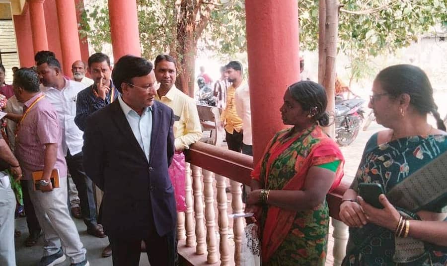 ಬಾಗಲಕೋಟೆ ತಹಶೀಲ್ದಾರ್ ಕಚೇರಿಗೆ ಬಂದಿದ್ದ ಸಾರ್ವಜನಿಕರ ಅಹವಾಲನ್ನು ಜಿಲ್ಲಾಧಿಕಾರಿ ಸಂಗಪ್ಪ ಶುಕ್ರವಾರ ಆಲಿಸಿದರು