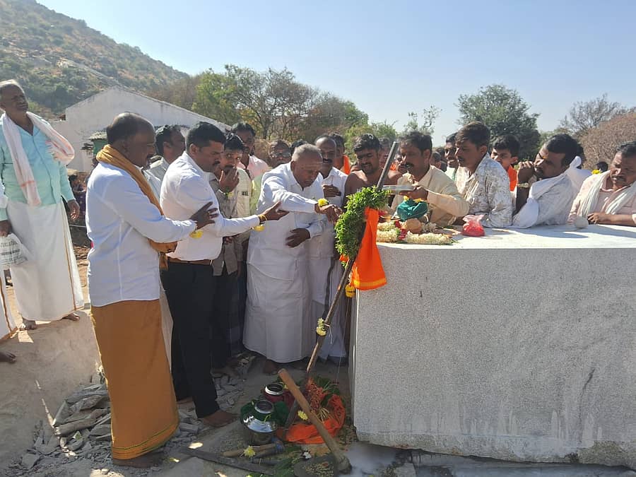 ಹೊಸದುರ್ಗದ ಚನ್ನಸಮುದ್ರ (ಪುರ) ಗ್ರಾಮದ ಲಕ್ಷ್ಮೀರಂಗನಾಥಸ್ವಾಮಿ ದೇಗುಲದ ಭೂಮಿ ಪೂಜೆಯನ್ನು ಶಾಸಕ ಬಿ‌.ಜಿ. ಗೋವಿಂದಪ್ಪ ನೇರವೇರಿಸಿದರು