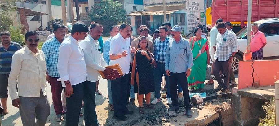 ಹೊನ್ನಾಳಿ ಪಟ್ಟಣದ ಎ.ಕೆ.ಕಾಲೊನಿ ಸಮೀಪ ನಡೆಯುತ್ತಿರುವ ರಸ್ತೆ ವಿಸ್ತರಣೆ ಕಾಮಗಾರಿಯನ್ನು ಶಾಸಕ ಡಿ.ಜಿ.ಶಾಂತನಗೌಡ ಪರಿಶೀಲಿಸಿದರು