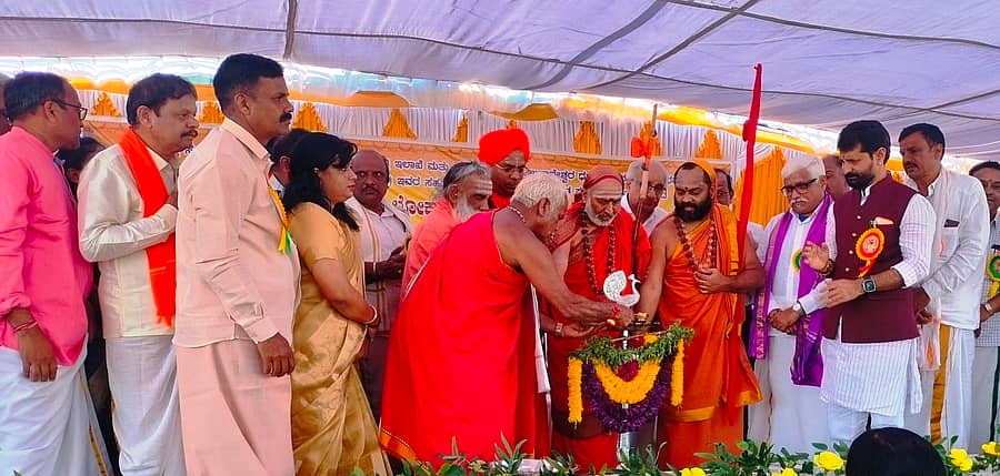 ಕಡೂರು ತಾಲ್ಲೂಕು ಸಖರಾಯಪಟ್ಟಣದಲ್ಲಿ ಶುಕ್ರವಾರ ನಡೆದ ಶ್ರೀಕಾಳಹಸ್ತೀಶ್ವರ ದೇವಾಲಯದ ಲೋಕಾರ್ಪಣೆ ಮತ್ತು ಬ್ರಹ್ಮಕಲಶ ಮಹೋತ್ಸವವನ್ನು ಶಿವಸುಜ್ಞಾನ ತೀರ್ಥ ಸ್ವಾಮೀಜಿ ಉದ್ಘಾಟಿಸಿದರು. ಶಂಕರಾತ್ಮಾನಂದ ಸ್ವಾಮೀಜಿ, ವಿರೂಪಾಕ್ಷ ಘನಲಿಂಗ ಸ್ವಾಮೀಜಿ, ಬಸವ ಮರುಳಸಿದ್ದ ಸ್ವಾಮೀಜಿ, ಸಿ.ಟಿ.ರವಿ, ಸುಜ್ಞಾನಮೂರ್ತಿ ಭಾಗವಹಿಸಿದ್ದರು