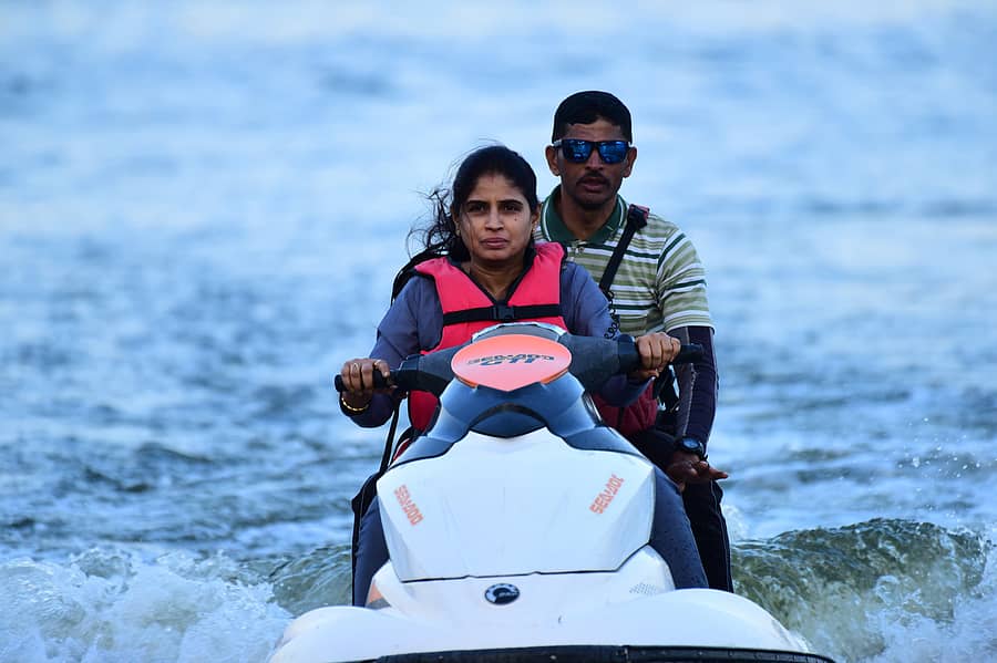 <div class="paragraphs"><p>ಚಾಮರಾಜನಗರ ತಾಲ್ಲೂಕಿನ ಸುವರ್ಣಾವತಿ ಜಲಾಶಯದಲ್ಲಿ ಹಮ್ಮಿಕೊಂಡಿದ್ದ 'ಜಿಲ್ಲಾ ಮಟ್ಟದ ಜಲ ಸಾಹಸ ಕ್ರೀಡೋತ್ಸವ'ದಲ್ಲಿ ಶುಕ್ರವಾರ ಜಿಲ್ಲಾಧಿಕಾರಿ ಶ್ರೀರೂಪಾ ಜೆಟ್‌ ಸ್ಕೀ ಚಲಾಯಿಸಿದರು</p></div>