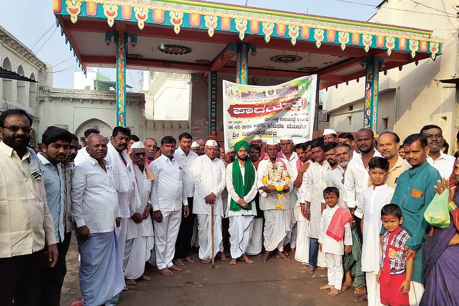 ಹುಣಸಗಿ ತಾಲ್ಲೂಕಿನ ಕೊಡೇಕಲ್ಲ ಗ್ರಾಮದ ಭಕ್ತರು ಕಾಗಿನೆಲೆಯ ಸಂಗಮೇಶ್ವರ ಜಾತ್ರೆಯಲ್ಲಿ ಪಾಲ್ಗೊಳ್ಳಲು ಹಮ್ಮಿಕೊಂಡಿದ್ದ ಪಾದಯಾತ್ರೆಗೆ ಬಸವ ಪೀಠಾಧಿಪತಿ ವೃಷಬೇಂದ್ರ ಅಪ್ಪ ಚಾಲನೆ ನೀಡಿದರು