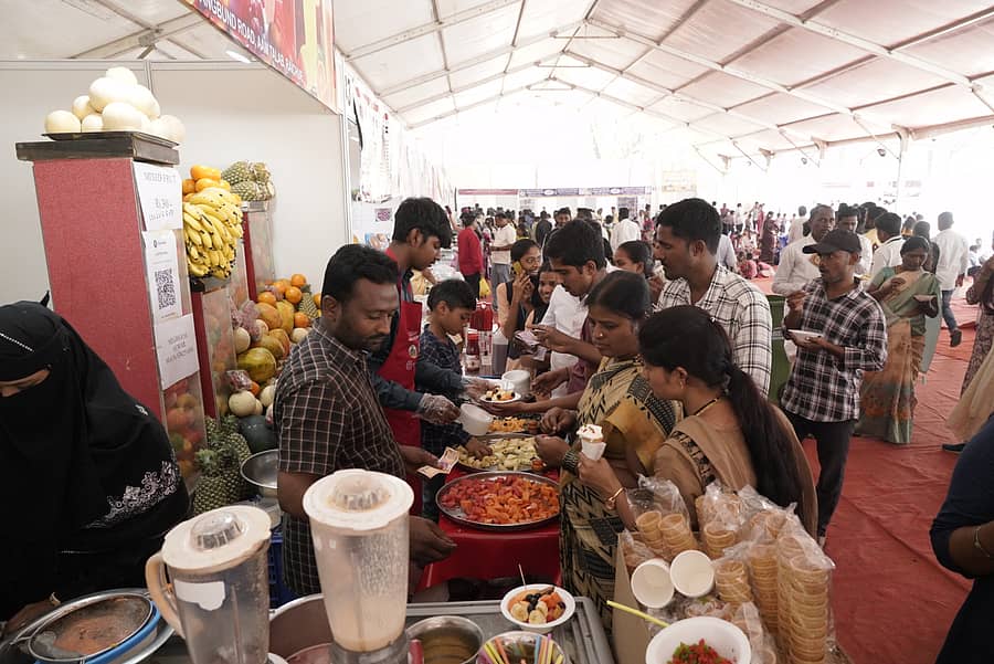 ರಾಯಚೂರಿನಲ್ಲಿ ರಾಯಚೂರು ಜಿಲ್ಲಾ ಉತ್ಸವದ ಅಂಗವಾಗಿ ಆಯೋಜಿಸಿರುವ ಆಹಾರ ಮೇಳದಲ್ಲಿ ಹಣ್ಣಿನ ಸಲಾಡ್ ಖರೀದಿಸಿದ ಮಹಿಳೆಯರು/ ಚಿತ್ರ: ಶ್ರೀನಿವಾಸ ಇನಾಂದಾರ್