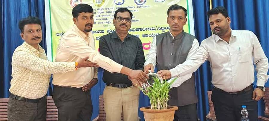 ಚಿತ್ರದುರ್ಗದ ಜಿಲ್ಲಾ ಬಾಲಭವನ ಸಭಾಂಗಣದಲ್ಲಿ ಆಯೋಜಿಸಿದ್ದ ಮಕ್ಕಳ ಹಕ್ಕುಗಳ ಮತ್ತು ರಕ್ಷಣಾ ಕಾಯ್ದೆಗಳ ಕುರಿತ ತರಬೇತಿ ಕಾರ್ಯಕ್ರಮವನ್ನು ಕೆ.ಟಿ. ತಿಪ್ಪೇಸ್ವಾಮಿ ಉದ್ಘಾಟಿಸಿದರು