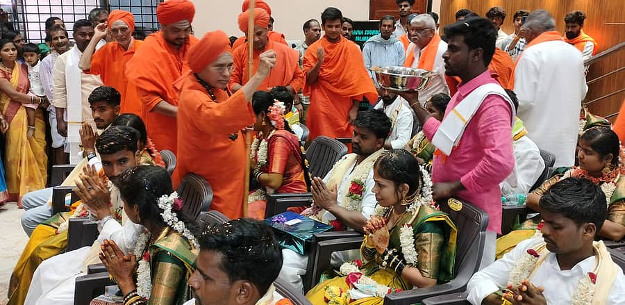 ಹಾನಗಲ್ ತಾಲ್ಲೂಕು ನಾಲ್ಕರ್‌ಕ್ರಾಸ್‌ ಸಮೀಪದ ಭೂತಪ್ಪ ದೇವಸ್ಥಾನದಲ್ಲಿ ಶುಕ್ರವಾರ ನಡೆದ 26 ಜೋಡಿ ಸಾಮೂಹಿಕ ವಿವಾಹ ಕಾರ್ಯಕ್ರಮದಲ್ಲಿ ಹುಬ್ಬಳ್ಳಿಯ ಮೂರುಸಾವಿರಮಠದ ಗುರುಸಿದ್ಧ ರಾಜಯೋಗೀಂದ್ರ ಸ್ವಾಮೀಜಿ ಅವರು ನವ ವಧು–ವರರಿಗೆ ಅಕ್ಷತೆ ಹಾಕಿ ಶುಭ ಹಾರೈಸಿದರು. ಹಾವೇರಿ, ಅಕ್ಕಿಆಲೂರ ಶ್ರೀ ಹಾಜರಿದ್ದರು