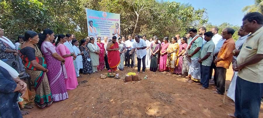 ಮಜೂರು ಗ್ರಾಮ ಪಂಚಾಯತ್ ವ್ಯಾಪ್ತಿಯಲ್ಲಿ ಆಯುಷ್ಮಾನ್ ಆರೋಗ್ಯ ಕೇಂದ್ರ ಕಟ್ಟಡದ ಕಾಮಗಾರಿಯ ಶಂಕು ಸ್ಥಾಪನೆಯನ್ನು ಕಾಪು ಶಾಸಕ ಗುರ್ಮೆ ಸುರೇಶ್ ಶೆಟ್ಟಿ ನೆರೆವೇರಿಸಿದರು.