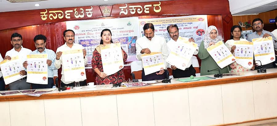 ಕಲಬುರಗಿ ಜಿಲ್ಲಾಧಿಕಾರಿ ಕಚೇರಿ ಸಭಾಂಗಣದಲ್ಲಿ ರಾಷ್ಟ್ರೀಯ ಜಂತು ಹುಳು ನಿವಾರಣಾ ದಿನ ಕಾರ್ಯಕ್ರಮದ ಪೋಸ್ಟರ್‌ಗಳನ್ನು ಜಿಲ್ಲಾಧಿಕಾರಿ ಬಿ.ಫೌಜಿಯಾ ತರನ್ನುಮ್ ಬಿಡುಗಡೆ ಮಾಡಿದರು. ಡಿಎಚ್‌ಒ ಡಾ.ಶರಣಬಸ‍ಪ್ಪ ಕ್ಯಾತನಾಳ ಸೇರಿದಂತೆ ಹಲವರು ಇದ್ದಾರೆ