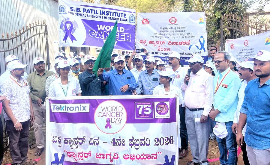 ಬೀದರ್‌ನಲ್ಲಿ ಶುಕ್ರವಾರ ಏರ್ಪಡಿಸಿದ್ದ ಕ್ಯಾನ್ಸರ್‌ ಜಾಗೃತಿ ಜಾಥಾಕ್ಕೆ ಜಿಲ್ಲಾ ಅಸಾಂಕ್ರಮಿಕ ರೋಗಗಳ ನಿಯಂತ್ರಣಾಧಿಕಾರಿ ಡಾ. ಕಿರಣ್ ಪಾಟೀಲ್ ಹಸಿರು ನಿಶಾನೆ ತೋರಿದರು