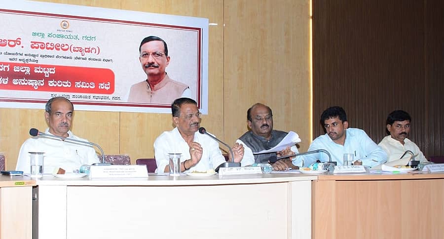 ಗದಗ ನಗರದ ಜಿಲ್ಲಾ ಪಂಚಾಯಿತಿ ಸಭಾಂಗಣದಲ್ಲಿ ನಡೆದ ಗದಗ ಜಿಲ್ಲಾ ಮಟ್ಟದ ಗ್ಯಾರಂಟಿ ಯೋಜನೆಗಳ ಪ್ರಗತಿ ಪರಿಶೀಲನಾ ಸಭೆಯಲ್ಲಿ ರಾಜ್ಯ ಗ್ಯಾರಂಟಿ ಯೋಜನೆಗಳ ಅನುಷ್ಠಾನ ಪ್ರಾಧಿಕಾರದ ಉಪಾಧ್ಯಕ್ಷ ಎಸ್.ಆರ್.ಪಾಟೀಲ ಮಾತನಾಡಿದರು