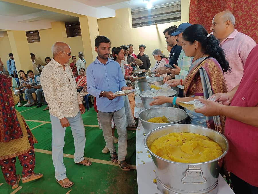 ಸಾಗರದಲ್ಲಿ ಮಾರಿಕಾಂಬಾ ಜಾತ್ರೆ ಅಂಗವಾಗಿ ‘ಸ್ನೇಹಿತರು’ ಸಂಸ್ಥೆ ಅನ್ನ ಸಂತರ್ಪಣೆ ಆಯೋಜಿಸಿದ್ದರು.