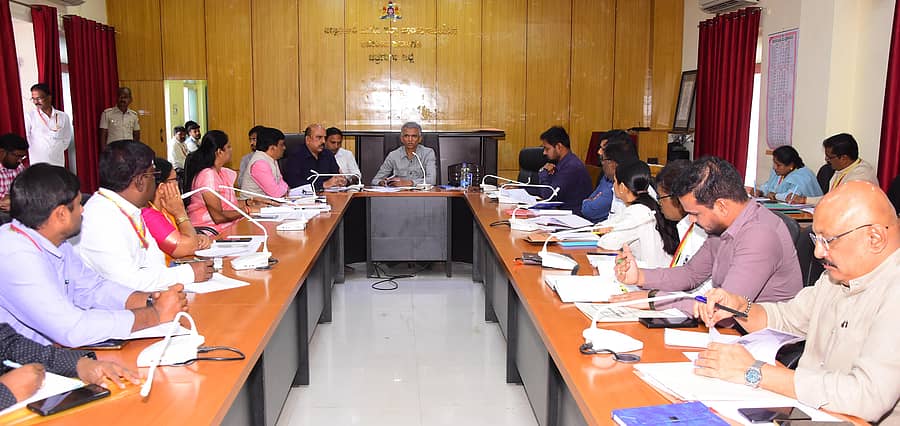 ಜಿಲ್ಲಾಧಿಕಾರಿ ಕಚೇರಿ ಸಭಾಂಗಣದಲ್ಲಿ ಶುಕ್ರವಾರ ಕಂದಾಯ ಸಚಿವ ಕೃಷ್ಣ ಭೈರೇಗೌಡ ಅವರು ಕಂದಾಯ ಇಲಾಖೆ ಪ್ರಗತಿ ಪರಿಶೀಲನಾ ಸಭೆ ನಡೆಸಿದರು