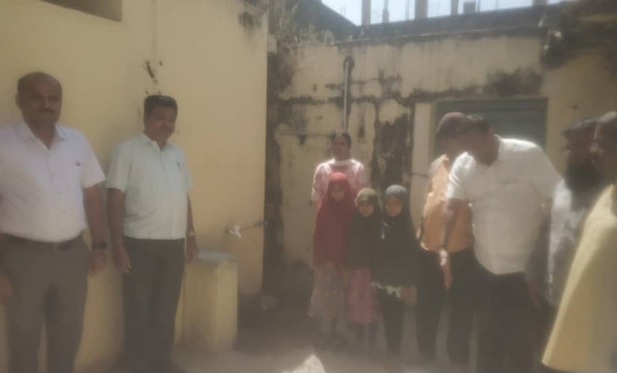 ಮುಖ್ಯ ಶಿಕ್ಷಕರು ವಿದ್ಯಾರ್ಥಿಗಳ ಕೈಗಳಿಂದ ಶೌಚಾಲಯವನ್ನು ಸ್ವಚ್ಚತೆ ಮಾಡಿಸಿದ್ದ ಶಾಲೆಗೆ ತಾಲ್ಲೂಕು ಕ್ಷೇತ್ರ ಶಿಕ್ಷಣಾಧಿಕಾರಿ ಎನ್.ರಾಮಚಂದ್ರಪ್ಪ ಬೇಟಿ ನೀಡಿ ಪರಿಶೀಲಿಸಿದರು.