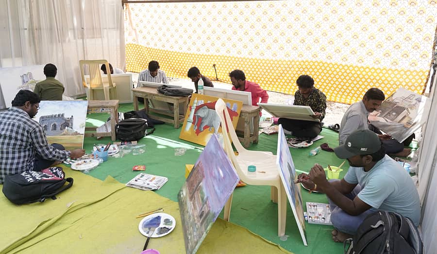 ಚಿತ್ರಕಲಾ ಶಿಬಿರದಲ್ಲಿ ಭಾಗವಹಿಸಿರುವ ಕಲಾವಿದರು